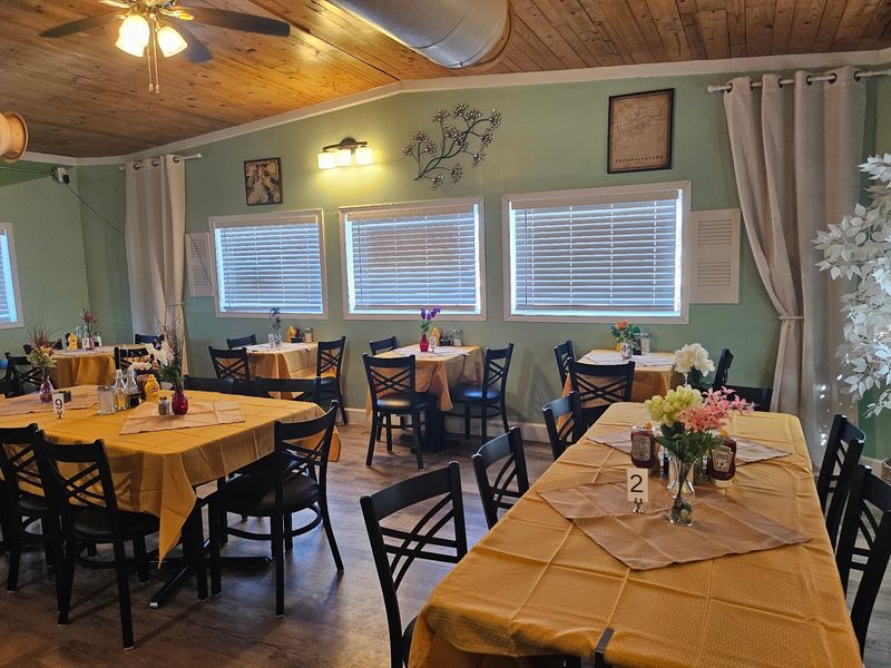 Cozy, Bright Rooms That Invite Lingering Cozy, Bright Rooms That Invite Lingering