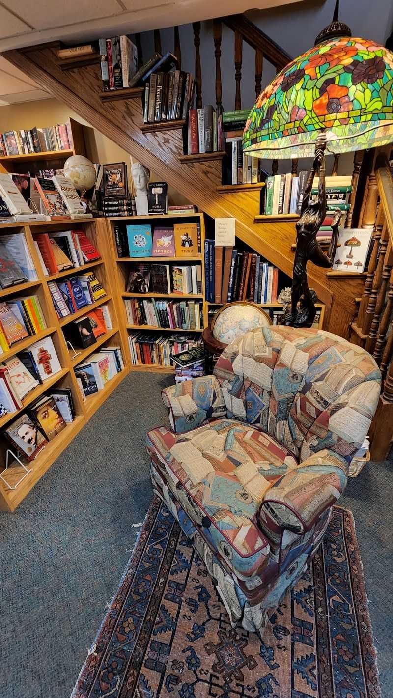 Cozy Nooks and a Place to Sit Cozy Nooks and a Place to Sit