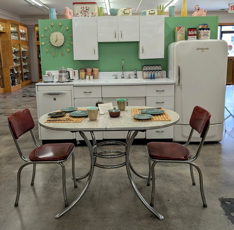 Dinnerware Colors That Brightened Mid-Century Tables