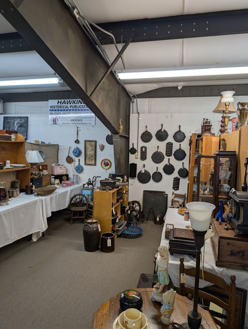 Dozens of Sellers, Dozens of Personalities
