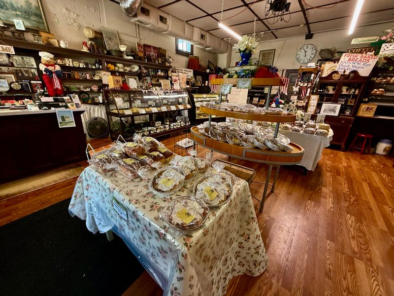 Dutch Maid Bakery, Tracy City, Tennessee Dutch Maid Bakery, Tracy City, Tennessee