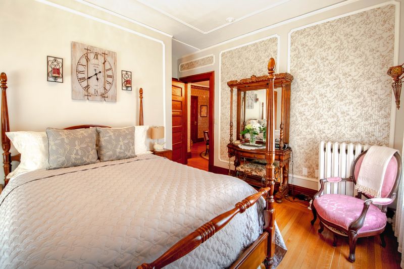 Five Guest Rooms and a Longer Stay Five Guest Rooms and a Longer Stay