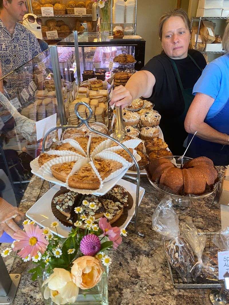 Friendly Counter Service in a Cozy Space Friendly Counter Service in a Cozy Space