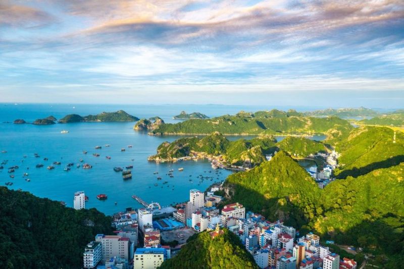Ha Long Bay and Cat Ba Archipelago, Vietnam Ha Long Bay and Cat Ba Archipelago, Vietnam