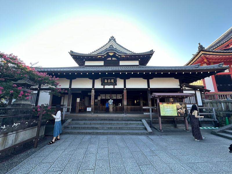 Kimono Strolls Around the Temple Kimono Strolls Around the Temple