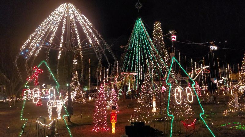 Lights Choreographed to Holiday Tunes Lights Choreographed to Holiday Tunes