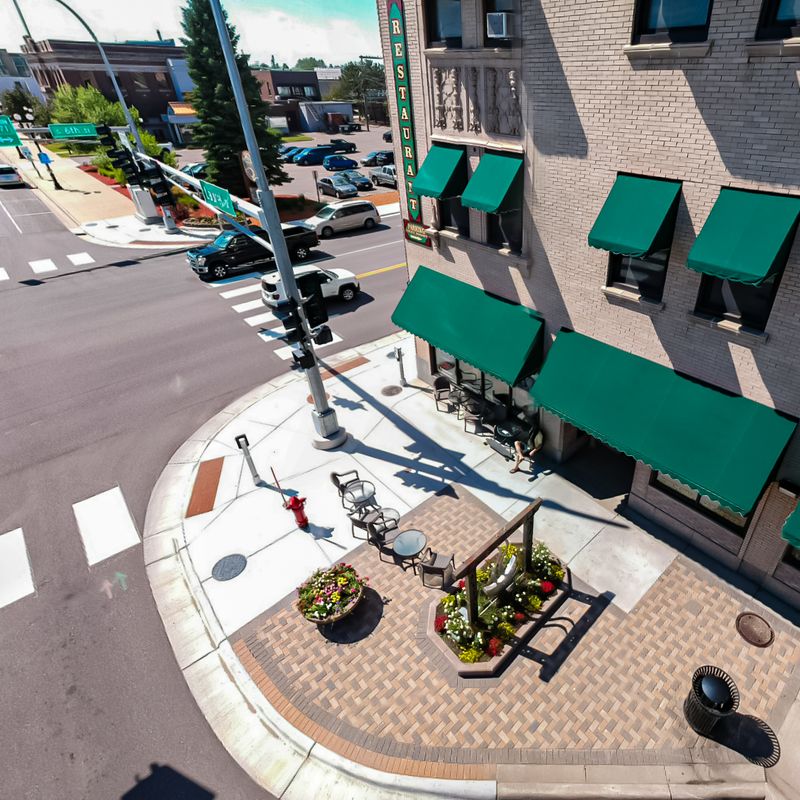 Live Music and a Sidewalk Seat When the Sun Returns Live Music and a Sidewalk Seat When the Sun Returns