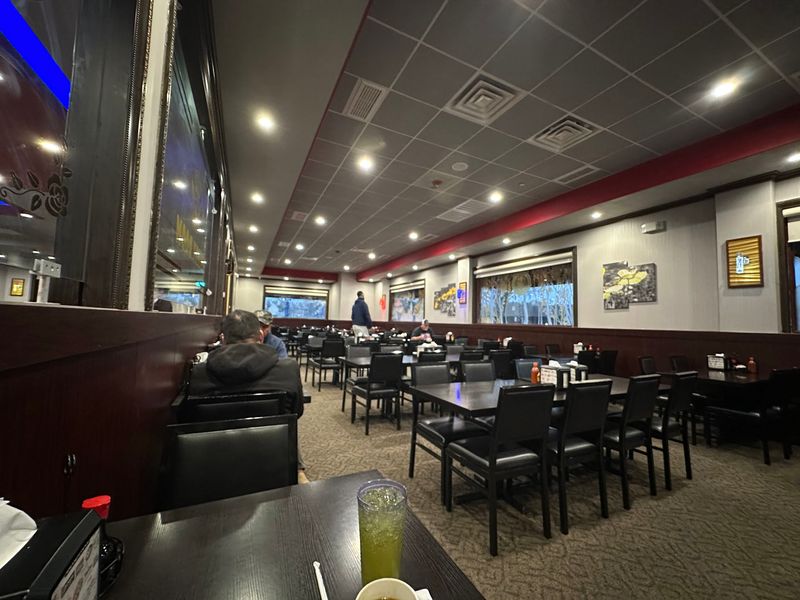 Lively Rooms Built for Families and Big Appetites