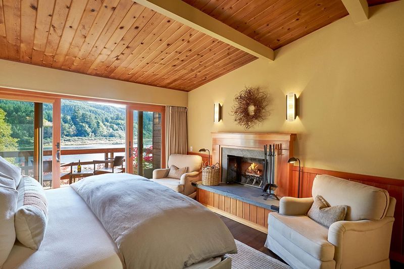 Lodge Rooms, Fireplaces, and Soaking Tubs Lodge Rooms, Fireplaces, and Soaking Tubs