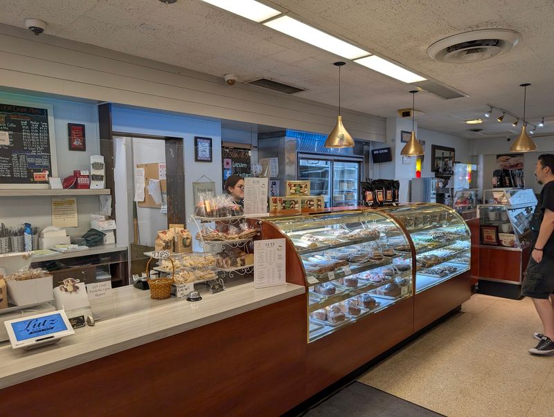 Lutz Bakery, Chicago, IL Lutz Bakery, Chicago, IL