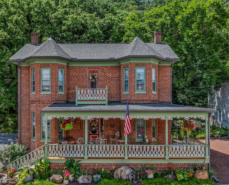Mendenhall 1884 Inn Bed and Breakfast, Berkeley Springs, West Virginia Mendenhall 1884 Inn Bed and Breakfast, Berkeley Springs, West Virginia