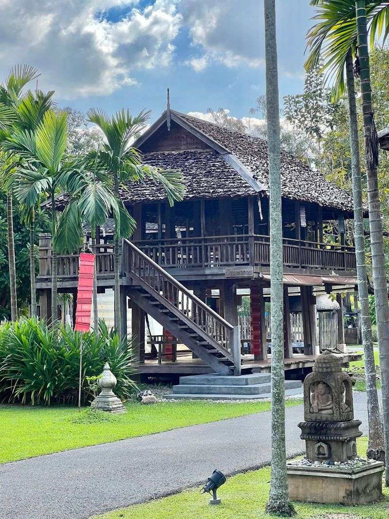 Old Wooden Houses and Quiet Grounds Old Wooden Houses and Quiet Grounds