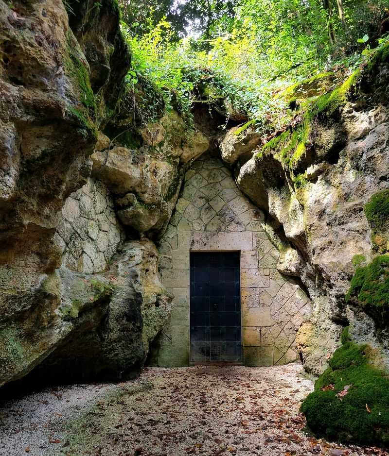 Pair-non-Pair Cave, Prignac-et-Marcamps, France Pair-non-Pair Cave, Prignac-et-Marcamps, France