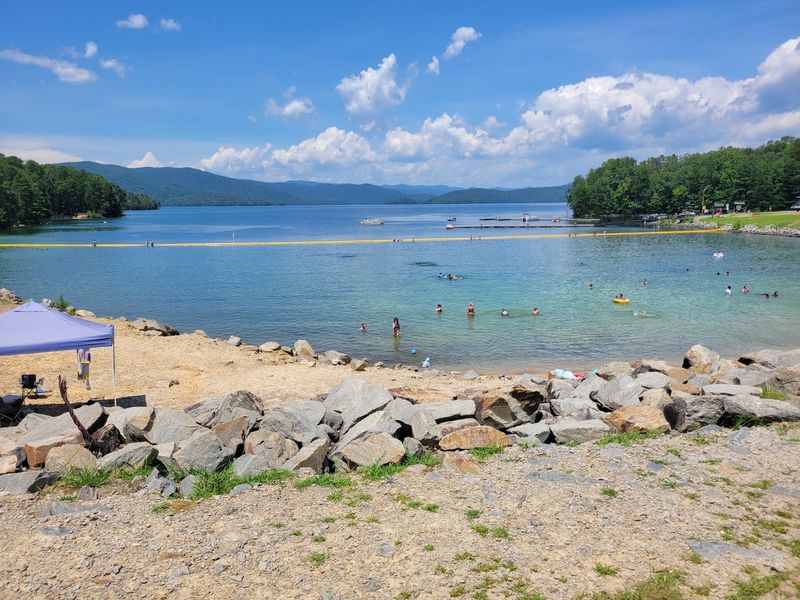 Picnic Spots and Family Atmosphere Picnic Spots and Family Atmosphere