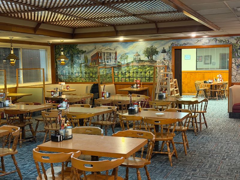 Room for Everyone, From Solo Diners to Big Groups Room for Everyone, From Solo Diners to Big Groups