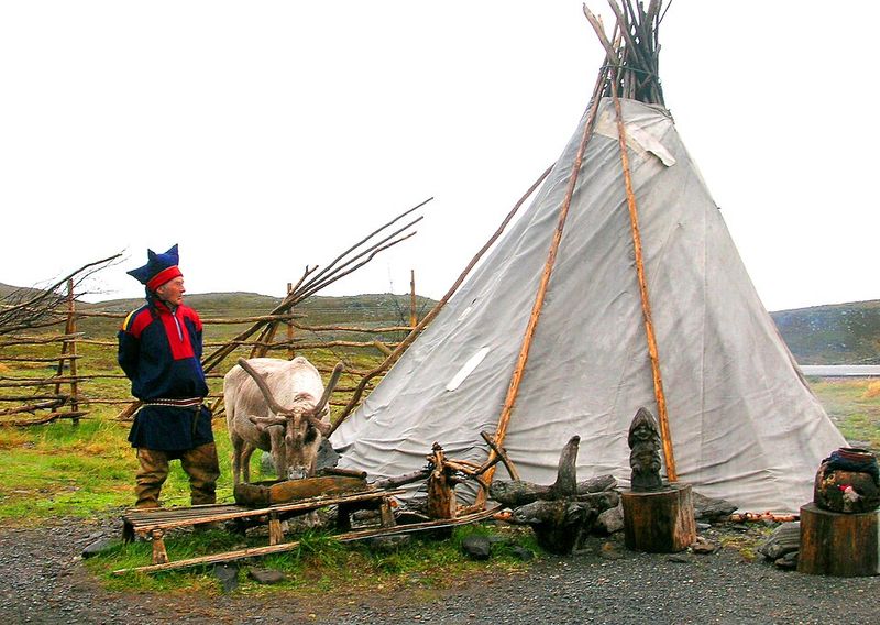 Sámi Noaidi Traditions in Northern Scandinavia Sámi Noaidi Traditions in Northern Scandinavia