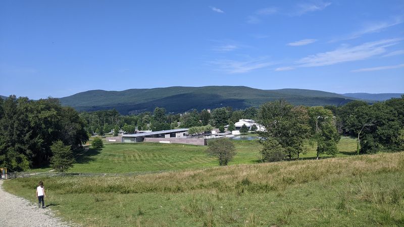 Sharp Modern Architecture Meets Rolling Hills Sharp Modern Architecture Meets Rolling Hills