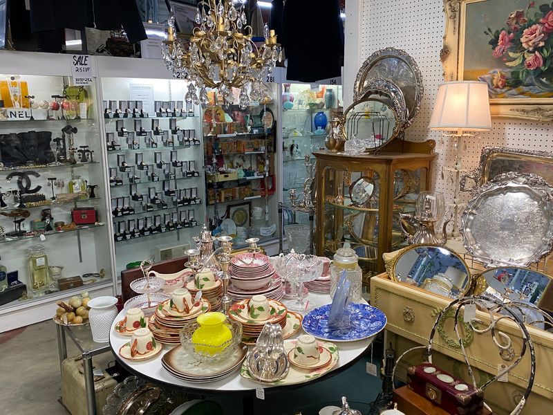Sherman Oaks Antique Mall, Sherman Oaks, California Sherman Oaks Antique Mall, Sherman Oaks, California