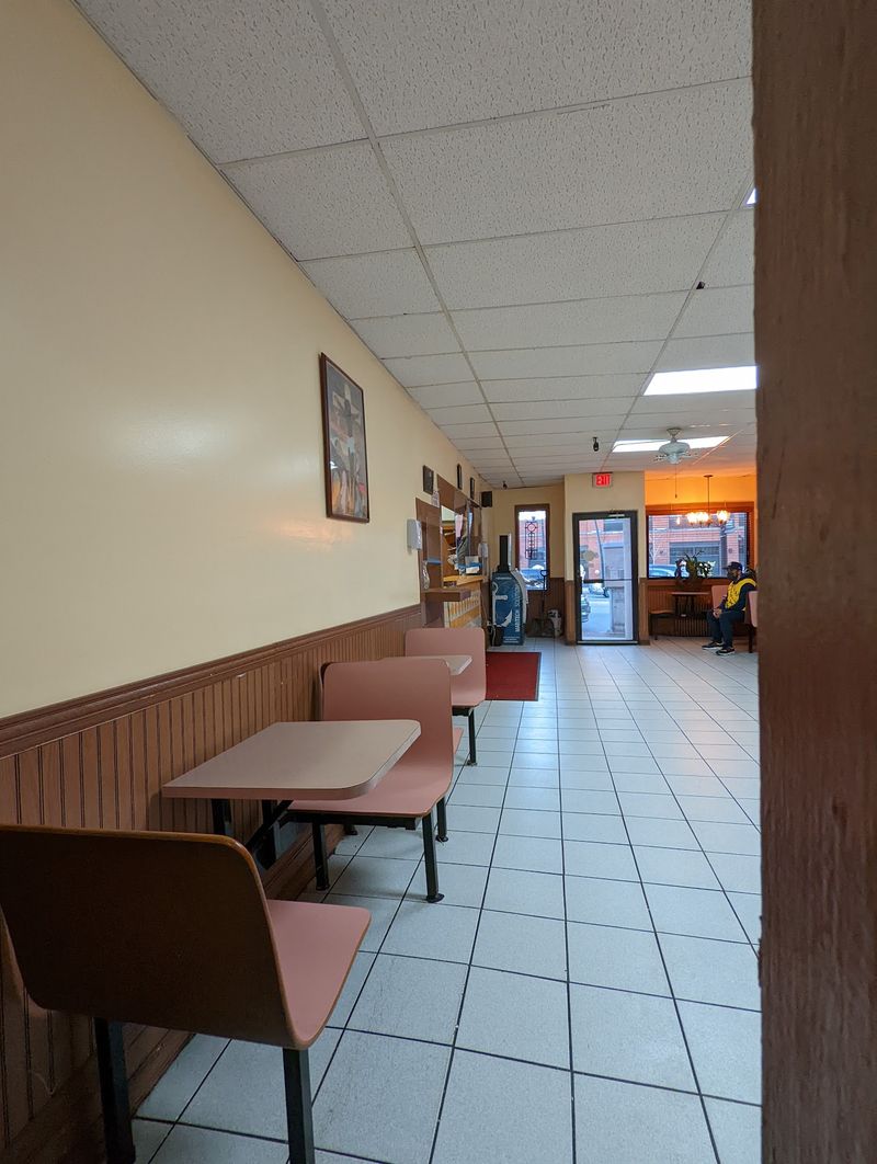 Small-Room Dining Without Ceremony