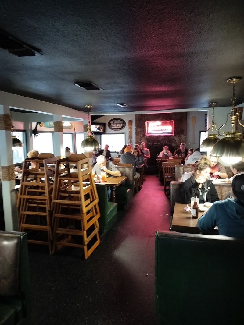 Small-Town Crowd, Family-Friendly Feel