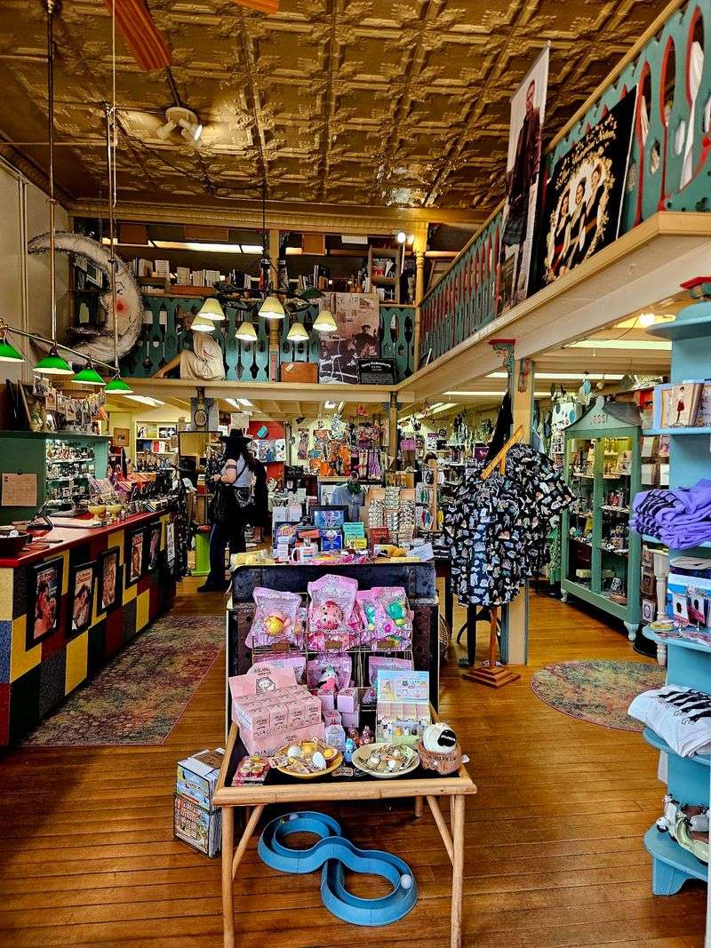 Spotting a Real Bookstore Before You Go