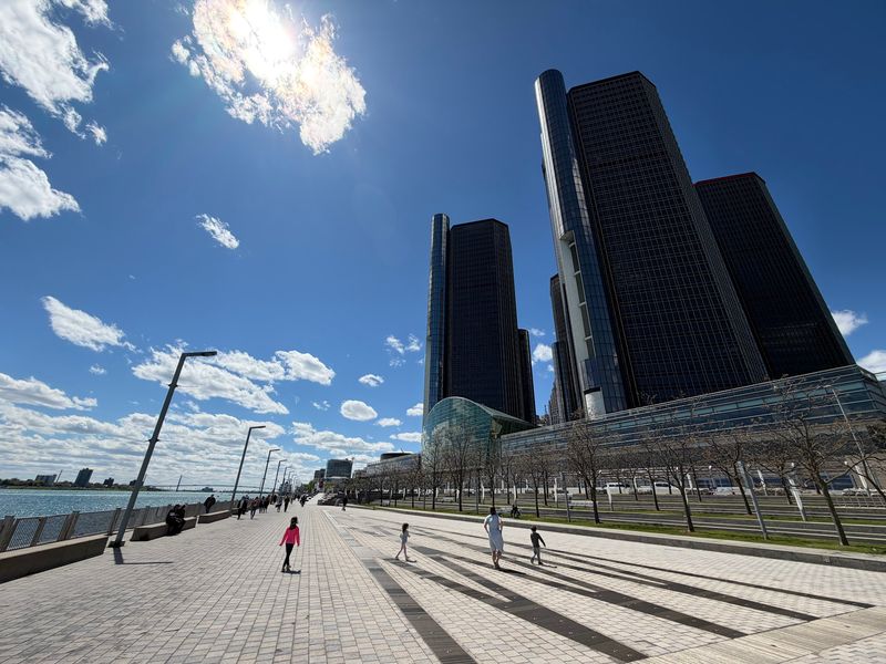 Stepping Out to the Detroit RiverWalk Stepping Out to the Detroit RiverWalk