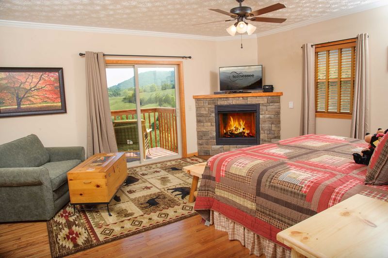 Suites with Hot Tubs and Fireplaces Suites with Hot Tubs and Fireplaces