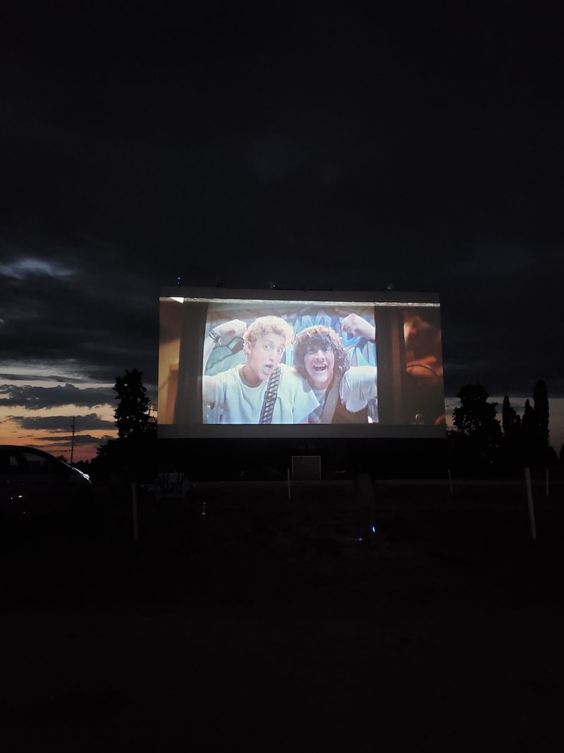 The Big Screen and Its Crisp Digital Picture The Big Screen and Its Crisp Digital Picture