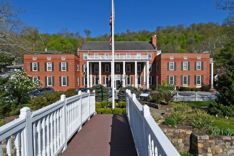 The Country Inn of Berkeley Springs, Berkeley Springs, West Virginia The Country Inn of Berkeley Springs, Berkeley Springs, West Virginia