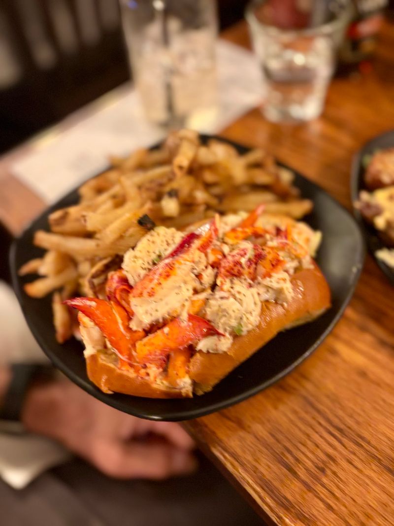 The Lobster Roll That Draws a Crowd The Lobster Roll That Draws a Crowd