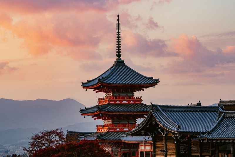 The Three-Story Pagoda Selfie Trick The Three-Story Pagoda Selfie Trick