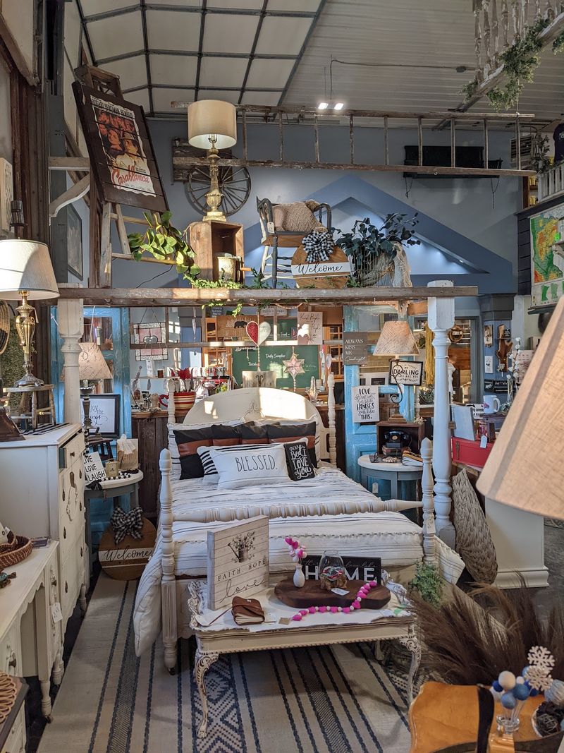 The Vintage Hideaway Marketplace The Vintage Hideaway Marketplace