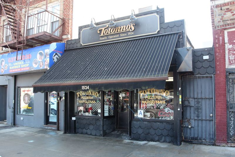 Totonno's Pizzeria Napolitano, Brooklyn, New York