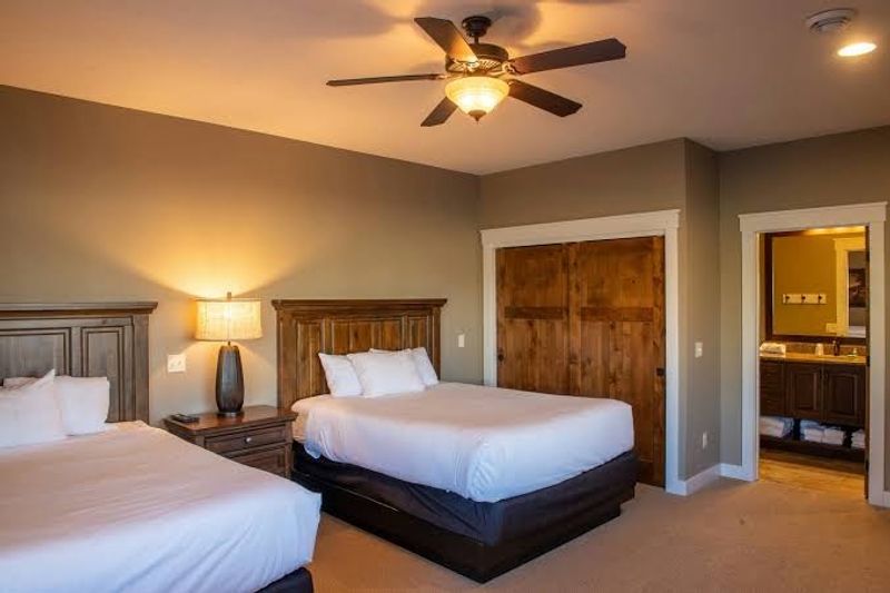 Warm, Earth-Toned Hotel Rooms and Golf Villas Warm, Earth-Toned Hotel Rooms and Golf Villas