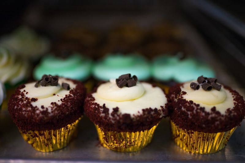 Wedding Cakes and Color-Matched Cupcakes Wedding Cakes and Color-Matched Cupcakes