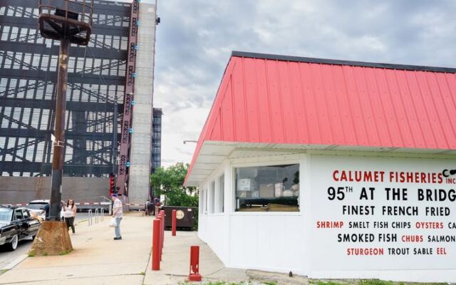 Illinois’ Old Riverside Fish Shack Has Been Smoking Salmon and Frying Shrimp Since 1928