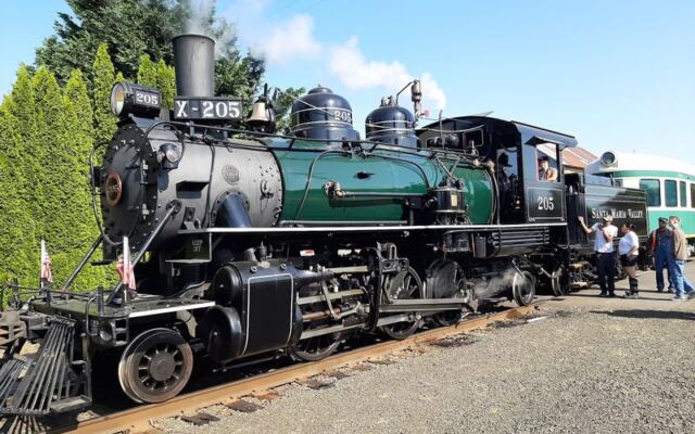 This Oregon Train Serves a Gourmet Dinner While You Roll Through Deep River Canyons