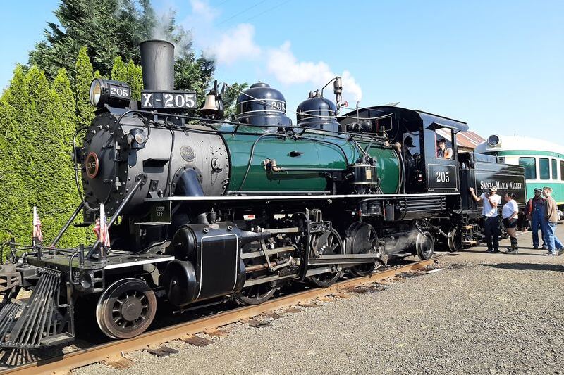 This Oregon Train Serves a Gourmet Dinner While You Roll Through Deep River Canyons