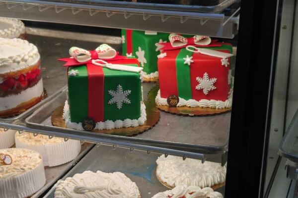 The Atomic Cake At This Chicago Bakery Has Been Stacking Layers Since 1930