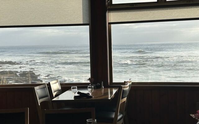 Steaks, Fresh Seafood, and Endless Ocean Views Keep Diners Lingering at This Cozy Oregon Restaurant