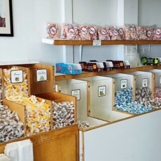 This Oregon Candy Shop Hands Out Free Fudge Samples While You Watch Taffy Being Pulled by Hand