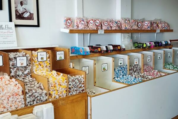 This Oregon Candy Shop Hands Out Free Fudge Samples While You Watch Taffy Being Pulled by Hand