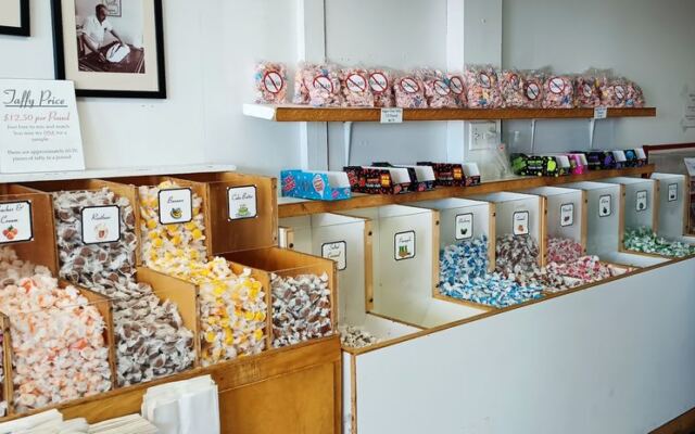 This Oregon Candy Shop Hands Out Free Fudge Samples While You Watch Taffy Being Pulled by Hand