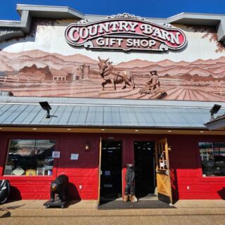 Out Back of This Tennessee Gift Shop Sits America’s First Outdoor Selfie Park, and It’s Free