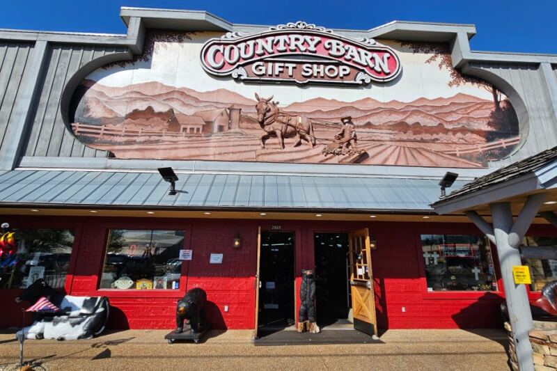 Out Back of This Tennessee Gift Shop Sits America’s First Outdoor Selfie Park, and It’s Free