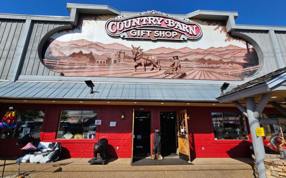 Out Back of This Tennessee Gift Shop Sits America’s First Outdoor Selfie Park, and It’s Free