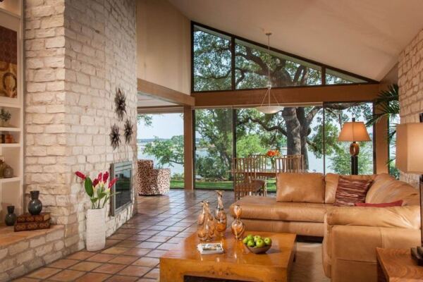 Couples Drive From DFW to This Adults-Only Texas Lake Inn Where Evening Wine Comes With Lake Views