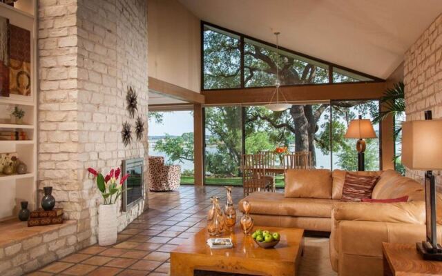 Couples Drive From DFW to This Adults-Only Texas Lake Inn Where Evening Wine Comes With Lake Views