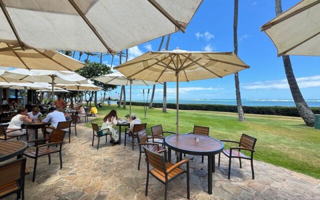 This Oceanfront Hawaii Resort Buffet Piles On Crab Legs and Seafood While You Watch the Sunset Over Oahu