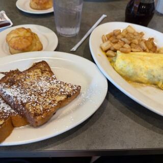 Boiled Custard, Fried Green Tomatoes, and Biscuits Come Out Hot at Lizard’s Thicket in Columbia, South Carolina